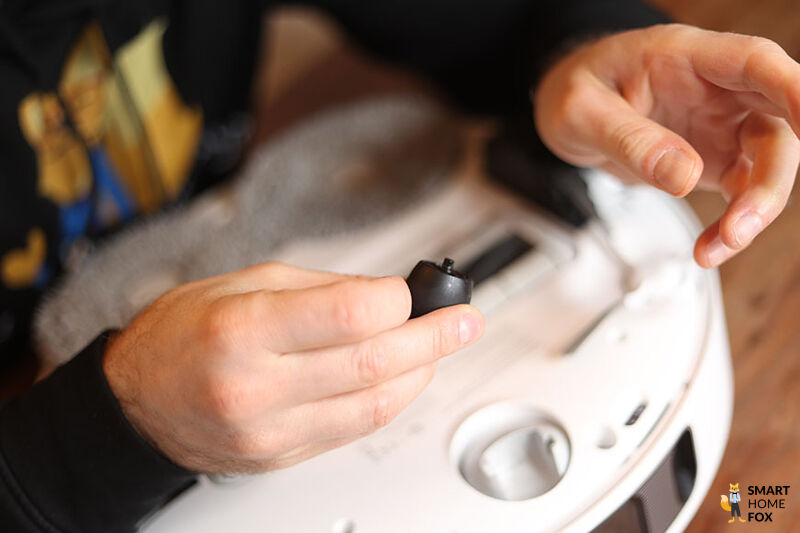 Die Vorderrolle des Dreame L10s Ultra wird herausgenommen.